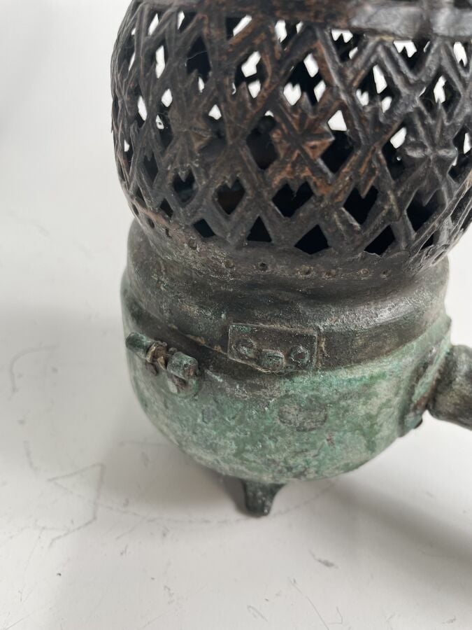 Aiguière en bronze Seldjoukide ; la panse gravée d'animaux et personnages styli…