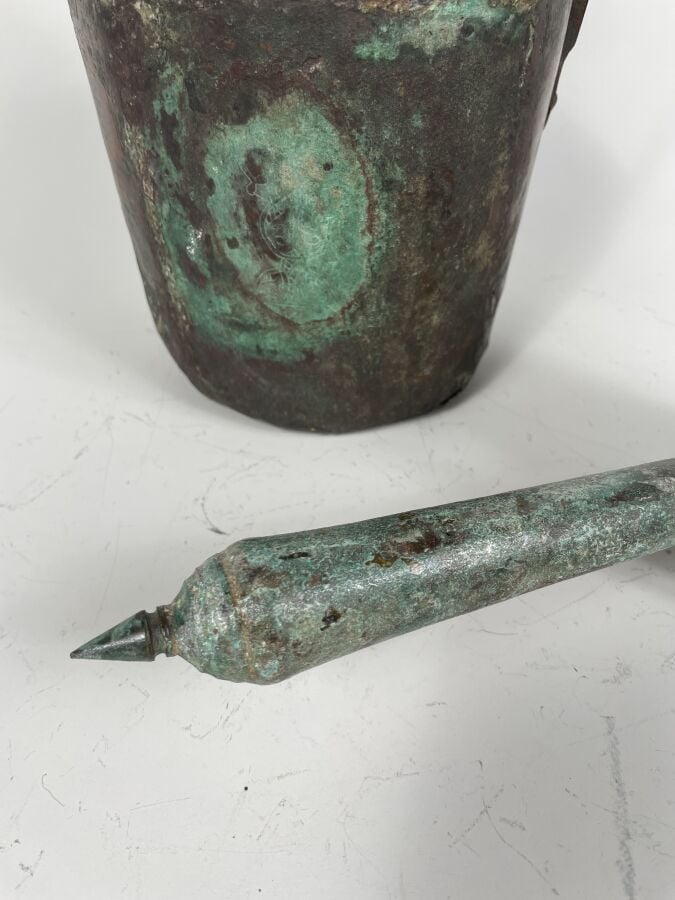 Aiguière en bronze Seldjoukide ; la panse gravée d'animaux et personnages styli…