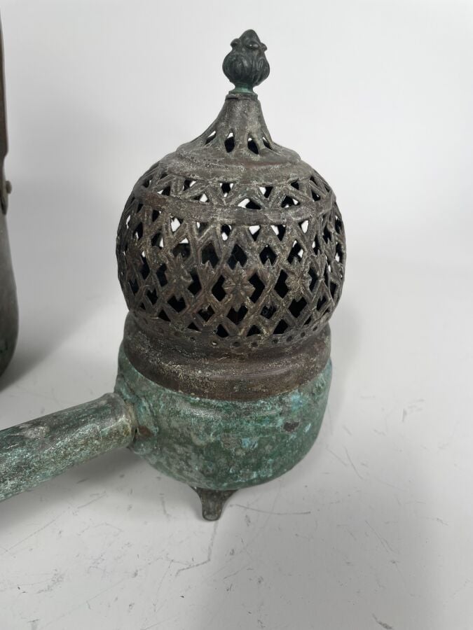 Aiguière en bronze Seldjoukide ; la panse gravée d'animaux et personnages styli…
