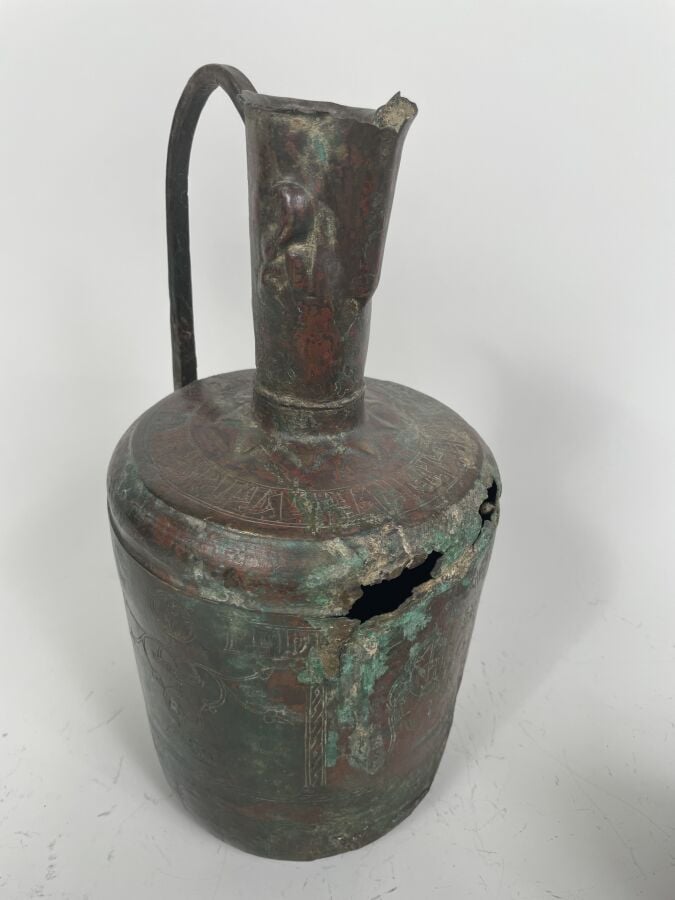Aiguière en bronze Seldjoukide ; la panse gravée d'animaux et personnages styli…