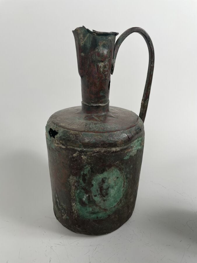 Aiguière en bronze Seldjoukide ; la panse gravée d'animaux et personnages styli…