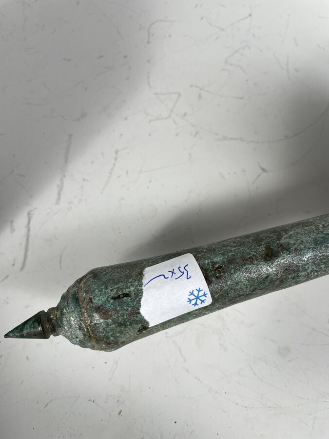 Aiguière en bronze Seldjoukide ; la panse gravée d'animaux et personnages styli…