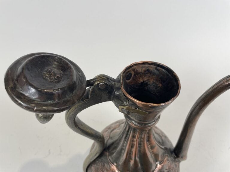 Aiguière en cuivre étamé à décor gravé - Travail ottoman XXème - Hauteur : 44 c…