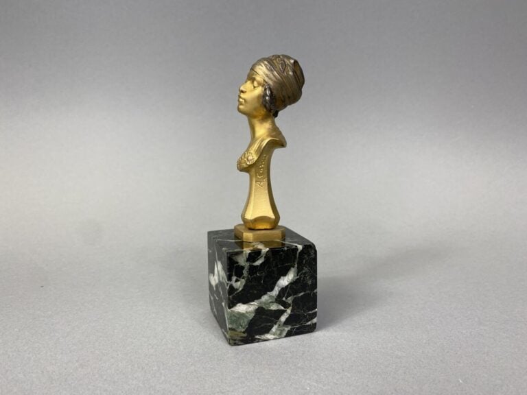Alexandre Auguste CARON (1857-1932) - Buste de jeune femme au turban en bronze…