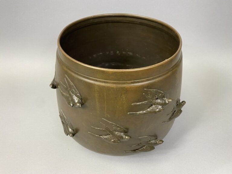 Allemagne, Kayser - Important cache-pot en tôle martelée à décor en relief d'hi…