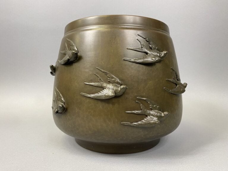 Allemagne, Kayser - Important cache-pot en tôle martelée à décor en relief d'hi…