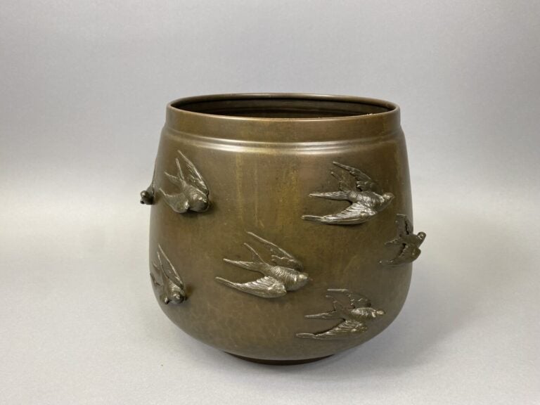Allemagne, Kayser - Important cache-pot en tôle martelée à décor en relief d'hi…