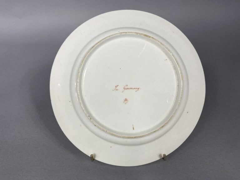 ALLEMAGNE ? - Paire d'assiettes en porcelaine polychrome à décor en plein d'une…