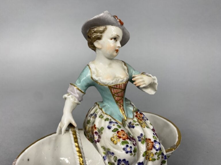 ALLEMAGNE - Salière double en porcelaine émaillée prolychrome ornée d'une femme…