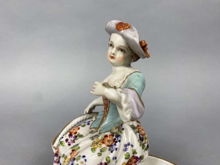 ALLEMAGNE - Salière double en porcelaine émaillée prolychrome ornée d'une femme…