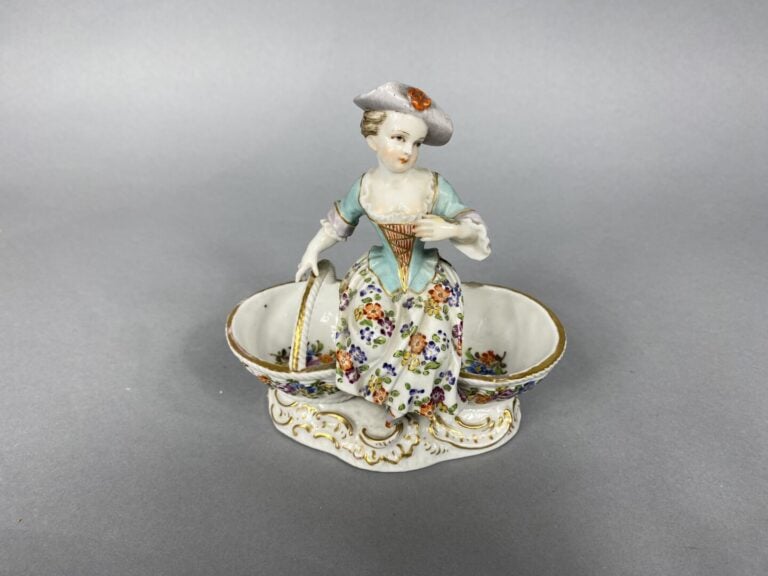 ALLEMAGNE - Salière double en porcelaine émaillée prolychrome ornée d'une femme…