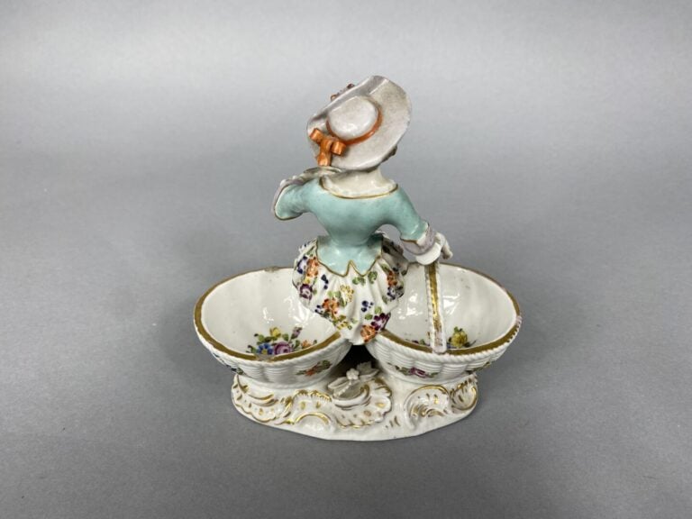 ALLEMAGNE - Salière double en porcelaine émaillée prolychrome ornée d'une femme…