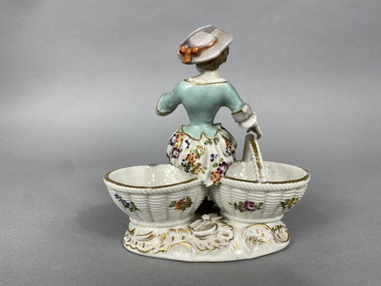 ALLEMAGNE - Salière double en porcelaine émaillée prolychrome ornée d'une femme…