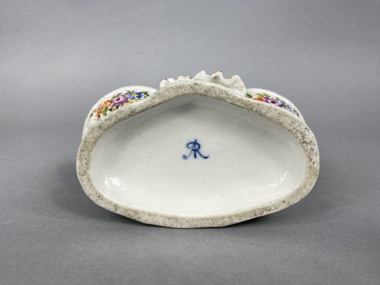 ALLEMAGNE - Salière double en porcelaine émaillée prolychrome ornée d'une femme…