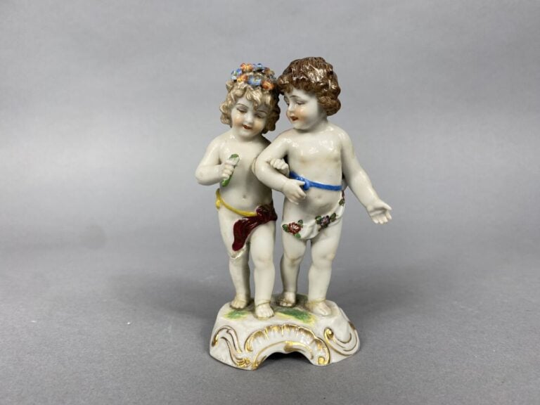ALLEMAGNE - Salière double en porcelaine émaillée prolychrome ornée d'une femme…