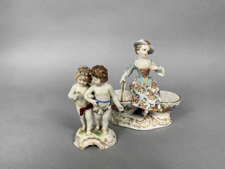 ALLEMAGNE - Salière double en porcelaine émaillée prolychrome ornée d'une femme…