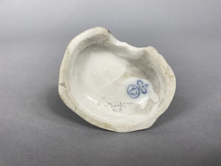 ALLEMAGNE - Salière double en porcelaine émaillée prolychrome ornée d'une femme…