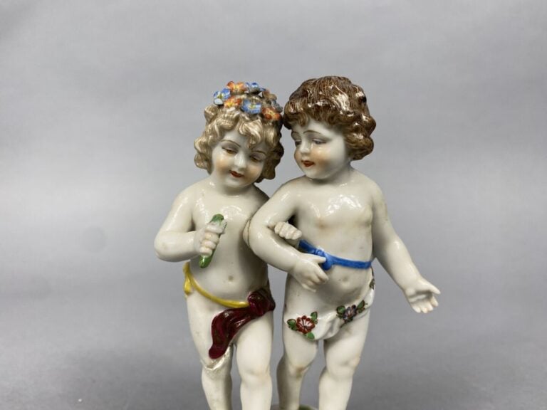 ALLEMAGNE - Salière double en porcelaine émaillée prolychrome ornée d'une femme…