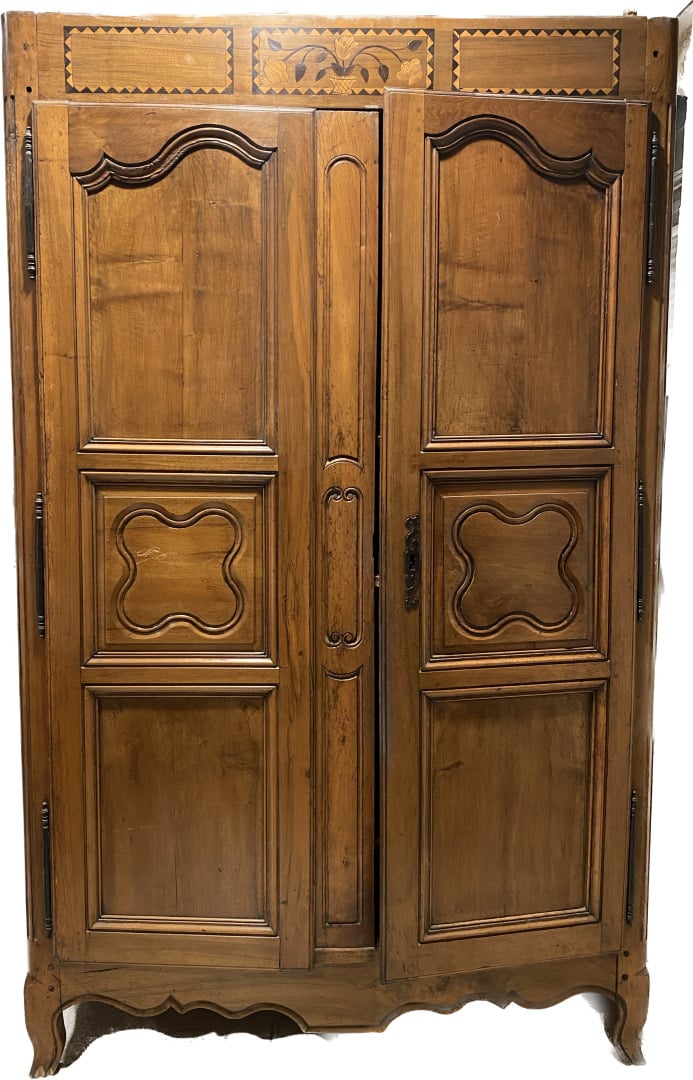 Armoire en noyer mouluré ouvrant à deux portes, la corniche droite, décor marqu…