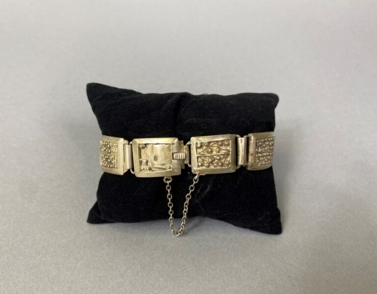 Asie du Sud-Est - Bracelet à maillons articulés en argent (800), le medaillon c…