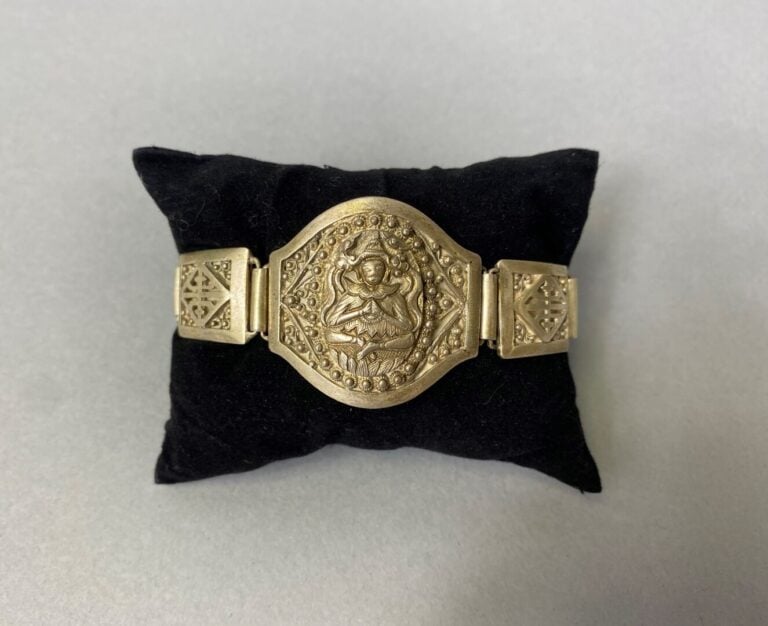 Asie du Sud-Est - Bracelet à maillons articulés en argent (800), le medaillon c…