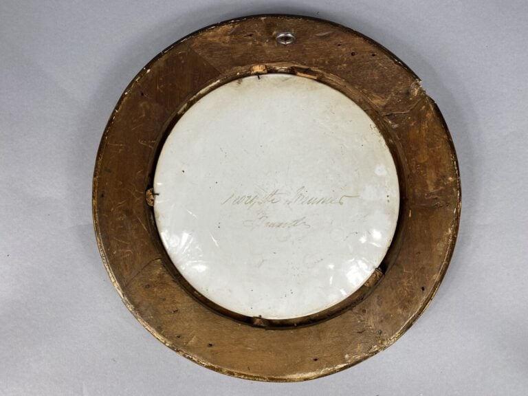 Assiette en porcelaine émaillée polychrome représentant la Sainte Famille avec…
