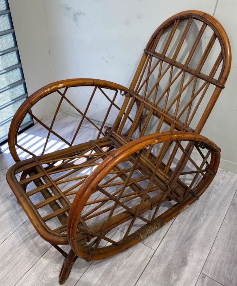 AUDOUX-MINET, Golfe-Juan - Paire de fauteuils en rotin teinté, les accotoirs co…