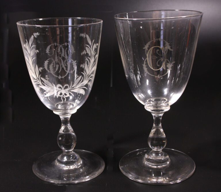 BACCARAT - Deux verres à jambe balustre en cristal gravé d'un monogramme : RJ p…
