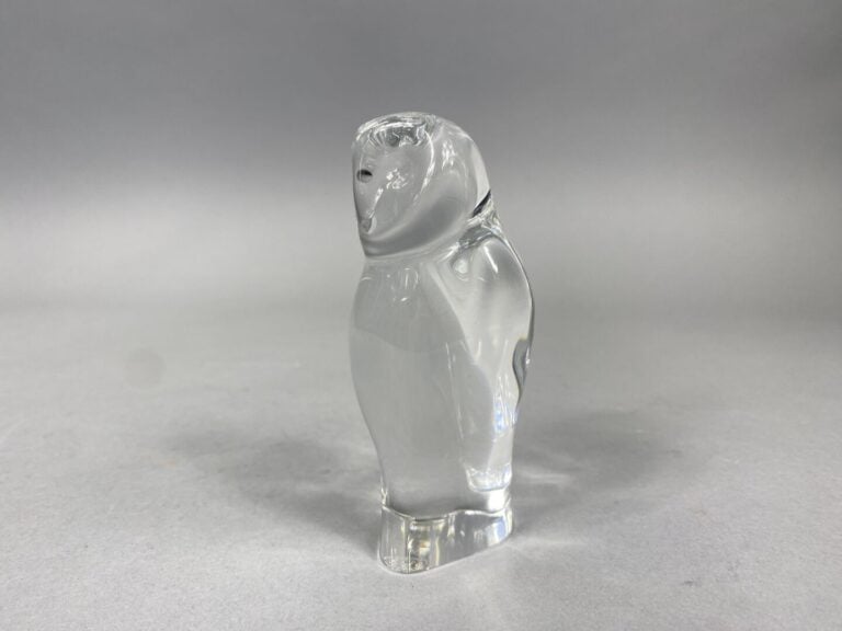 BACCARAT - Hibou en cristal moulé. Marque gravée sous la base. - H : 11 cm