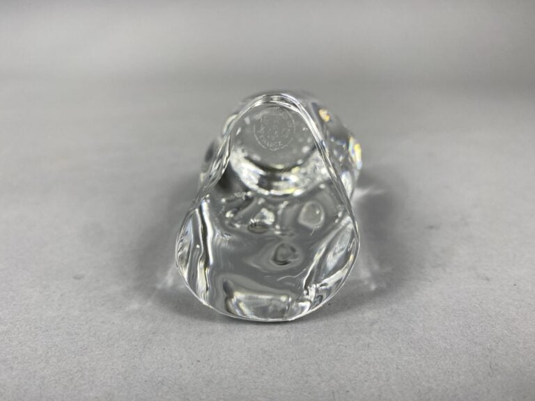 BACCARAT - Hibou en cristal moulé. Marque gravée sous la base. - H : 11 cm