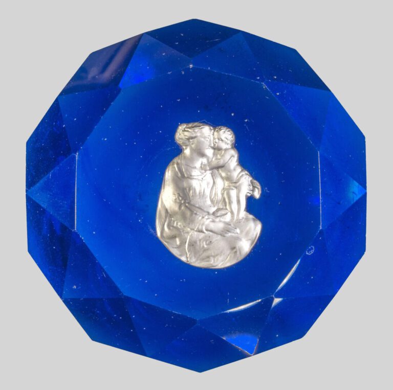 BACCARAT - Presse-papiers à fond bleu cobalt translucide orné d'un cristallo-cé…