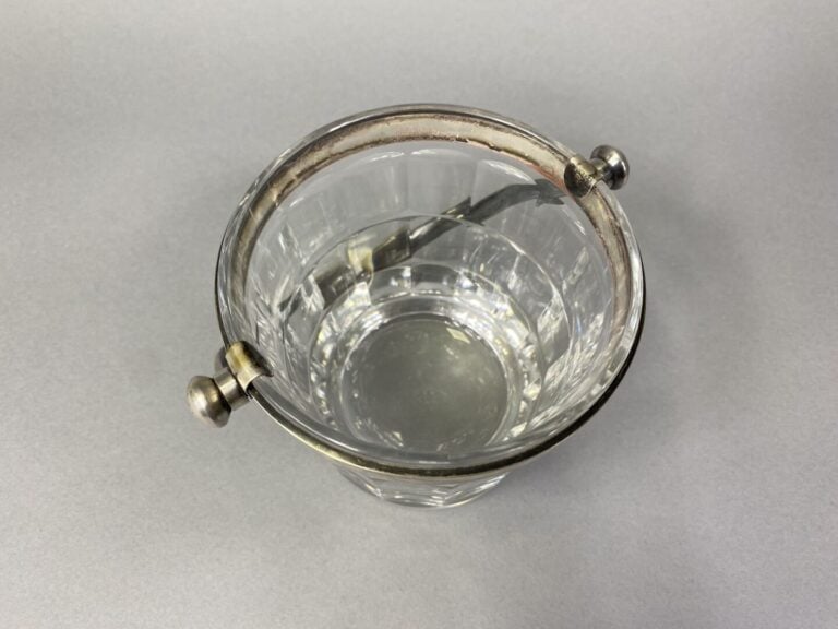 Baccarat - Seau à glace en cristal taillé à facettes ; monture et anse en métal…