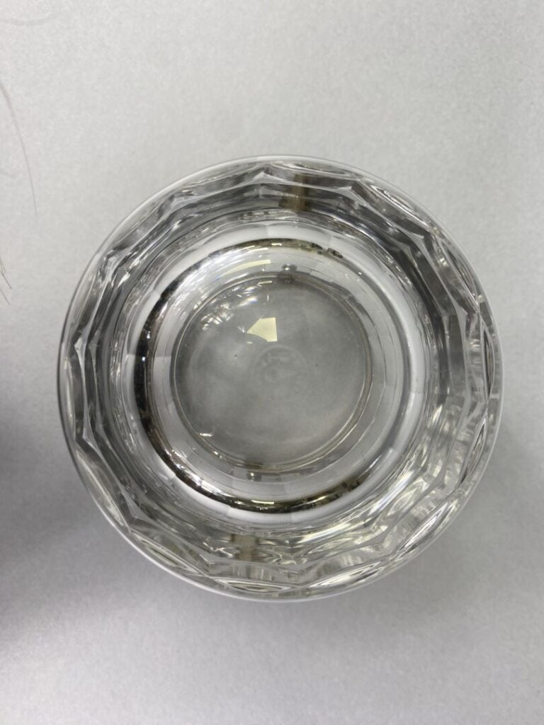 Baccarat - Seau à glace en cristal taillé à facettes ; monture et anse en métal…