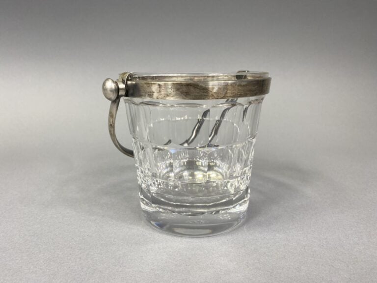 Baccarat - Seau à glace en cristal taillé à facettes ; monture et anse en métal…