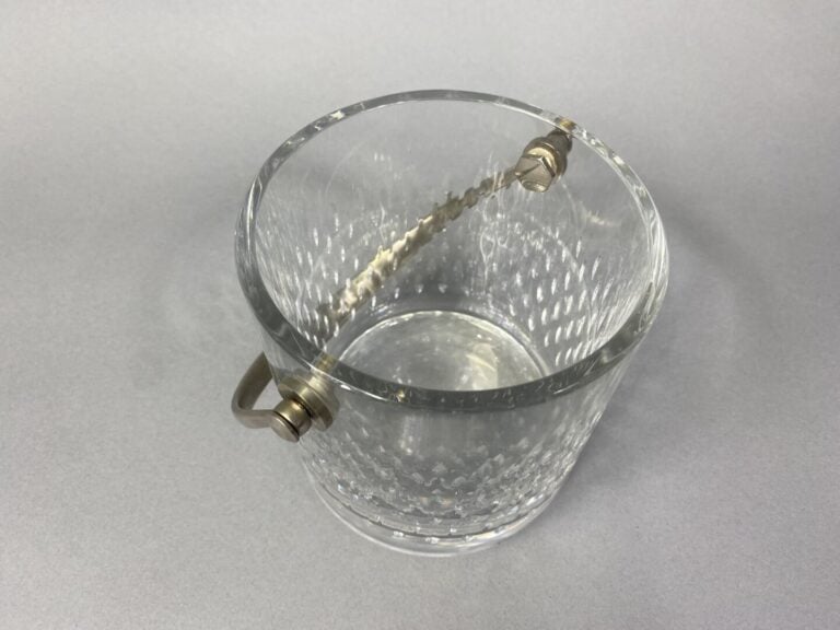 Baccarat - Seau à glace en cristal taillé d'un semis d'amandes ; anse en métal…