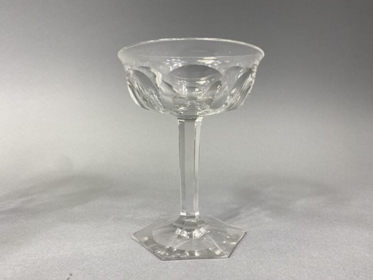 BACCARAT - Suite de six coupes à champagne modèle "Malmaison" en cristal taillé…