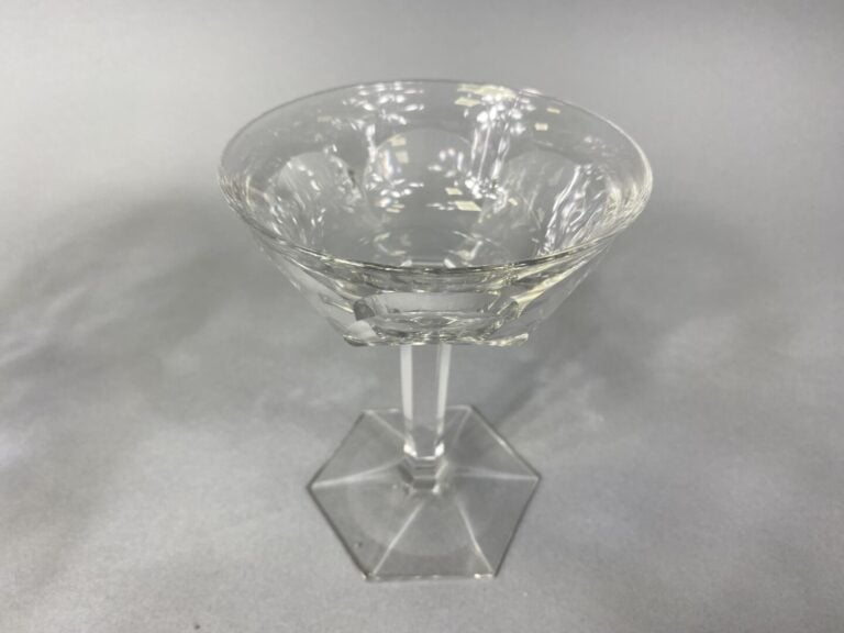 BACCARAT - Suite de six coupes à champagne modèle "Malmaison" en cristal taillé…