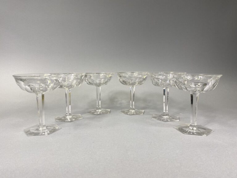BACCARAT - Suite de six coupes à champagne modèle "Malmaison" en cristal taillé…