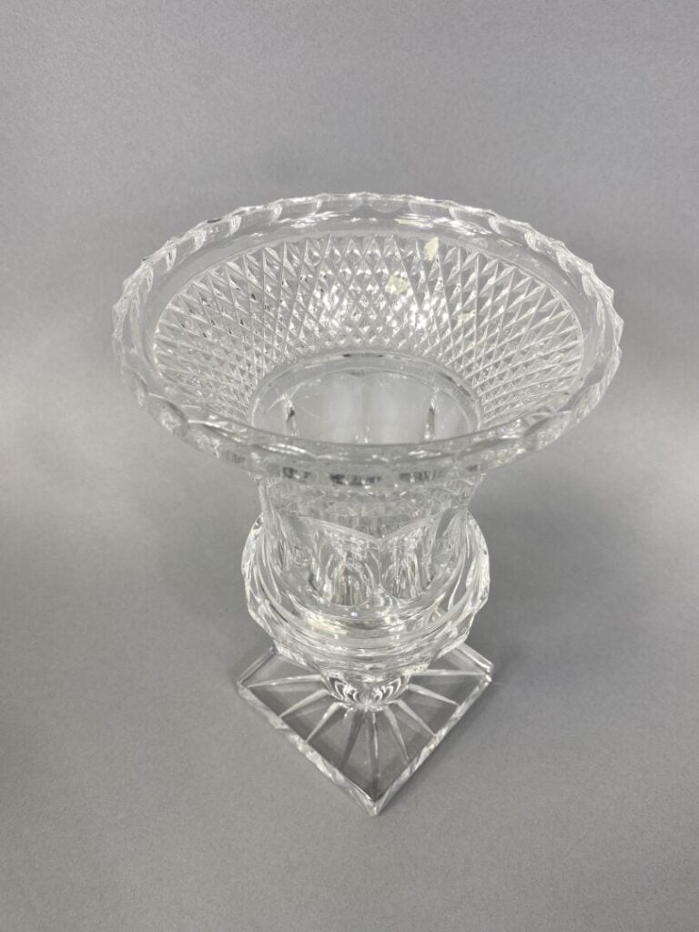 Baccarat. Vase Médicis en cristal taillé à pointes de diamant, côtes plates et…