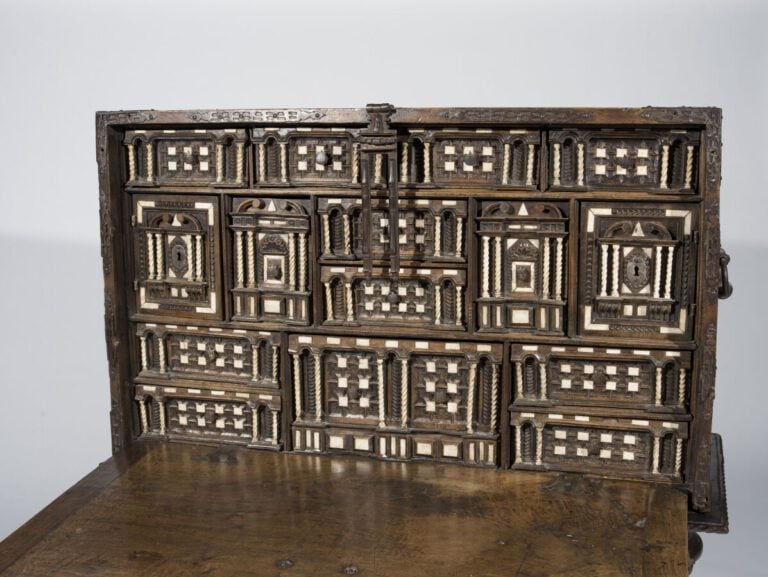 Barguegno rectangulaire en bois et os ? à abattant ouvrant par 12 tiroirs et 2…