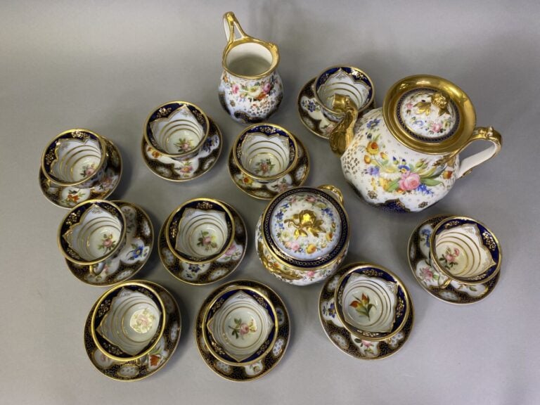 BAYEUX - Service à café en porcelaine à décor polychrome de motifs floraux et f…