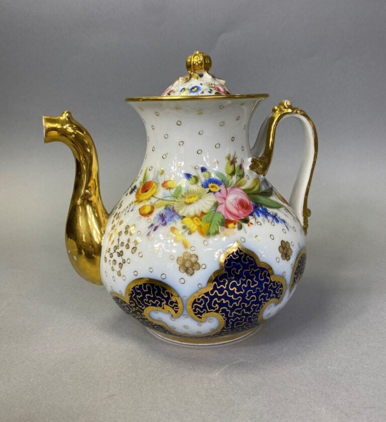 BAYEUX - Service à café en porcelaine à décor polychrome de motifs floraux et f…