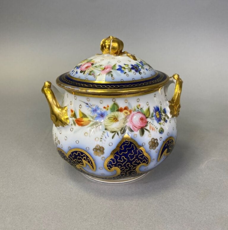 BAYEUX - Service à café en porcelaine à décor polychrome de motifs floraux et f…