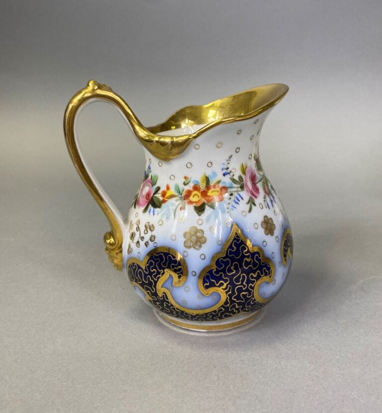 BAYEUX - Service à café en porcelaine à décor polychrome de motifs floraux et f…