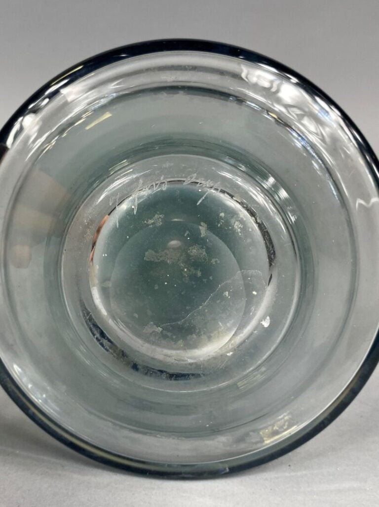 Beng Orup (1916-1996) - Vase soliflore en verre incolore à dégradé bleuté vers…