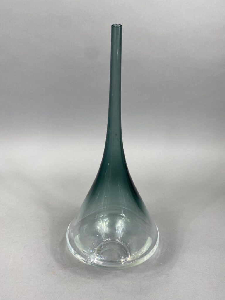 Beng Orup (1916-1996) - Vase soliflore en verre incolore à dégradé bleuté vers…