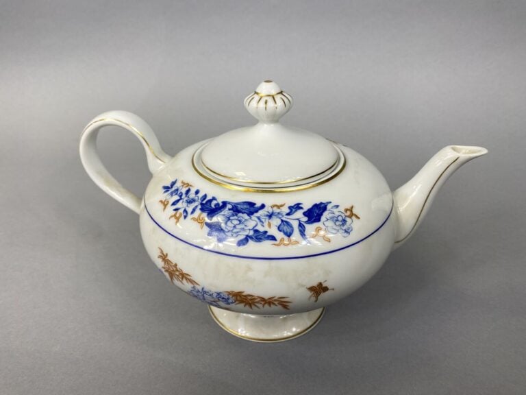 BERNARDAUD à Limoges - Théière en porcelaine polychrome à décor émaillé de bamb…