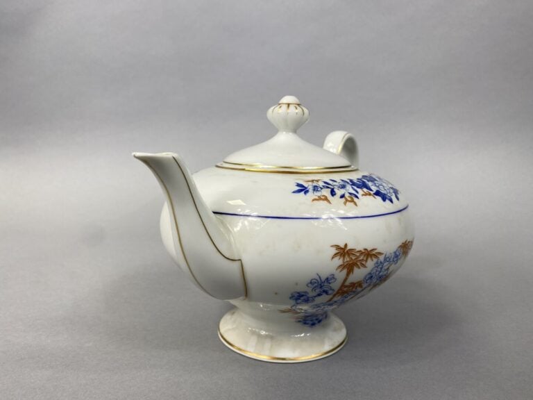 BERNARDAUD à Limoges - Théière en porcelaine polychrome à décor émaillé de bamb…