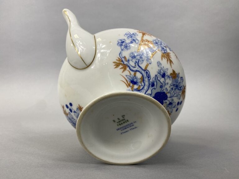 BERNARDAUD à Limoges - Théière en porcelaine polychrome à décor émaillé de bamb…