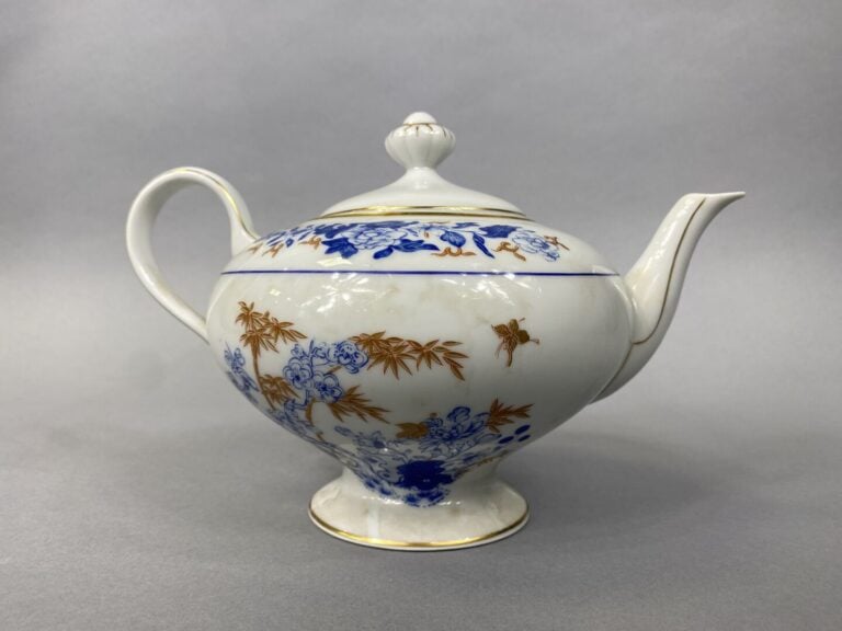 BERNARDAUD à Limoges - Théière en porcelaine polychrome à décor émaillé de bamb…